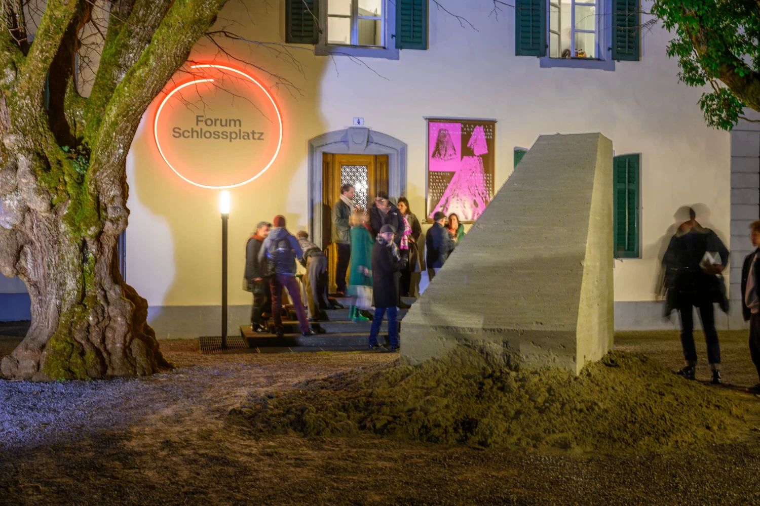 Vergangenheit im Vorgarten. Die Panzersperre als Relikt
